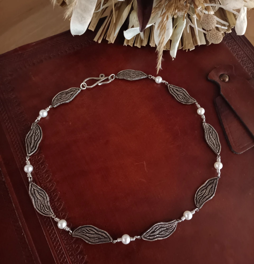 Collier floral et Perles blanches