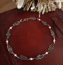 Collier floral et Perles blanches