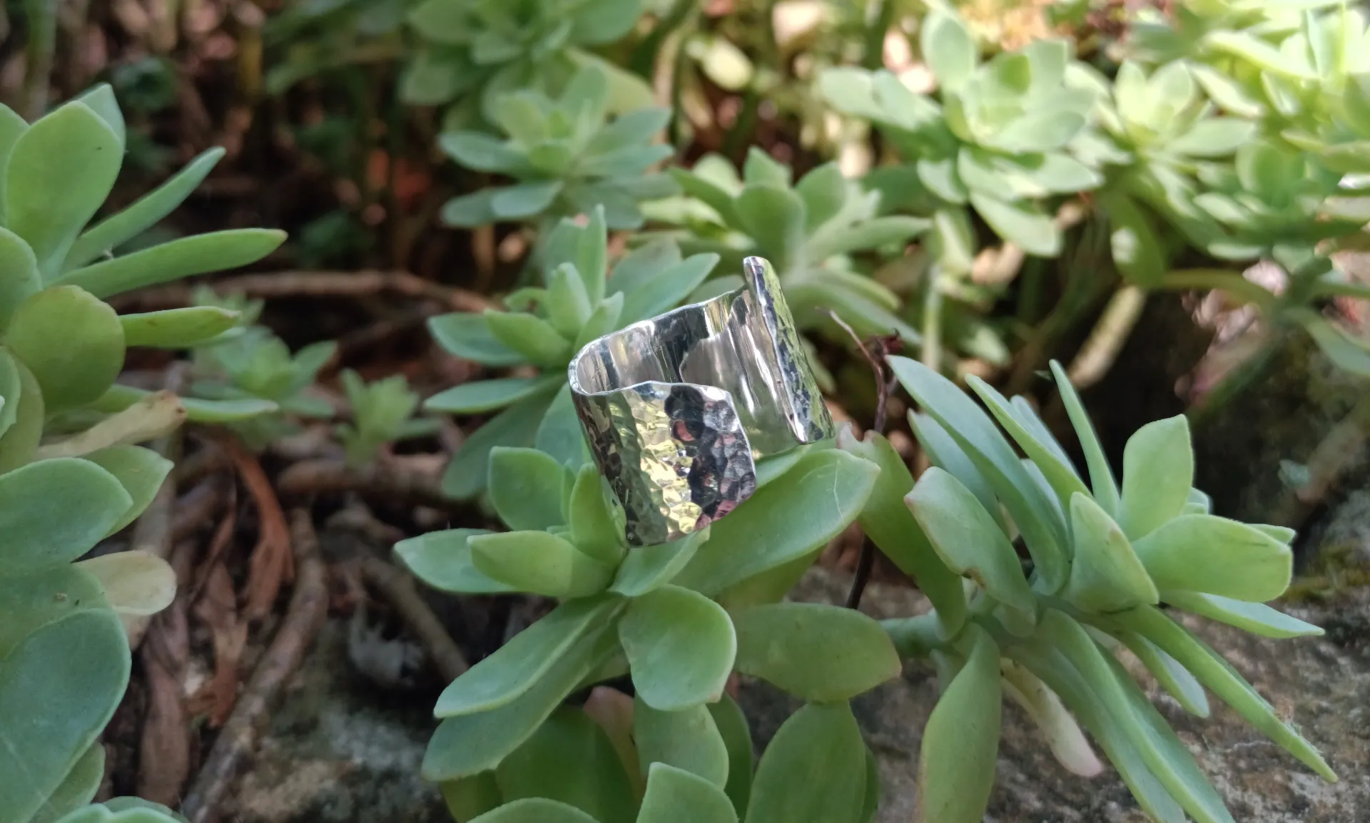 Bague asymétrique martelée