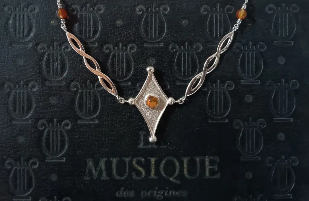 Collier médiéval Opale de feu et Cornalines